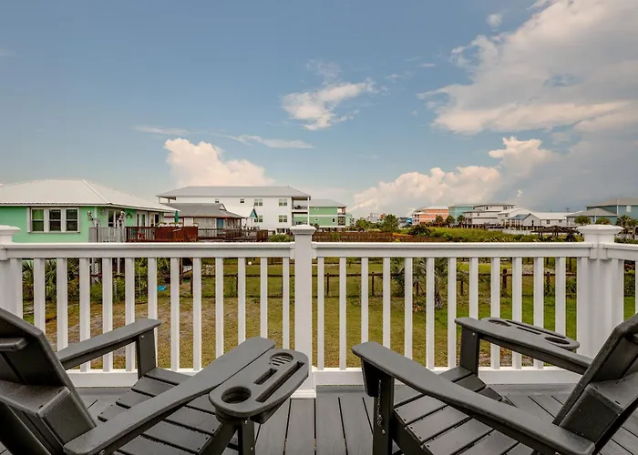 Holiday home W/ Water Views, Walk To Beach!