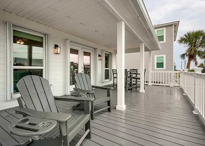 Holiday home W/ Water Views, Walk To Beach!
