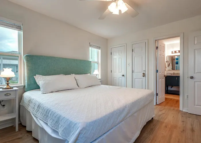 Holiday home W/ Water Views, Walk To Beach! Gulf Shores