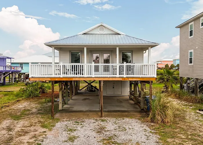 Holiday home W/ Water Views, Walk To Beach! *