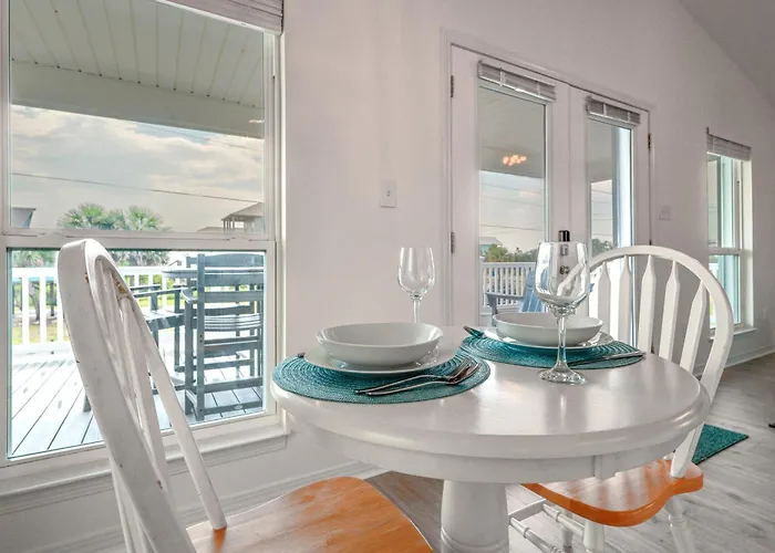 Holiday home W/ Water Views, Walk To Beach! Gulf Shores