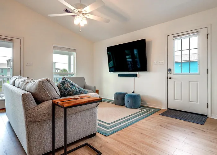 W/ Water Views, Walk To Beach! Holiday home