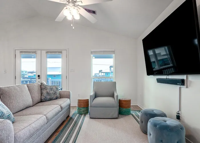 W/ Water Views, Walk To Beach! Holiday home *