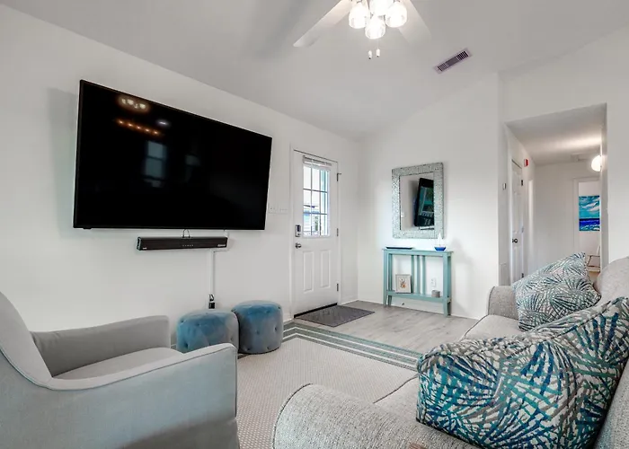 Holiday home W/ Water Views, Walk To Beach!
